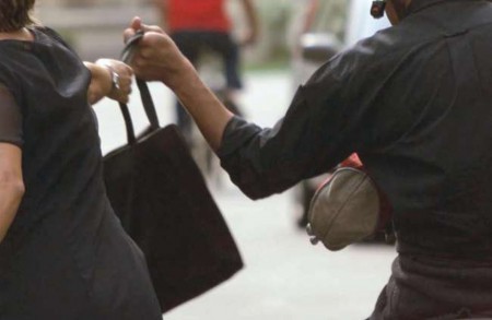 PALERMO- NONNA E NIPOTE SCIPPATE PER 3.500 EURO